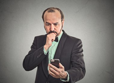Ne cevap düşünüyorum Smartphone'da arıyorum karışık iş adamı