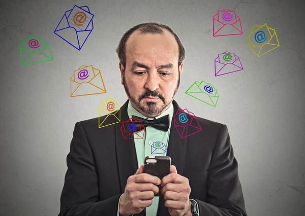 Homem enviando e-mail de mensagem de smartphone — Fotografia de Stock