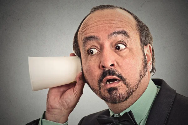 meraklı işadamı konuşmayı dinleme