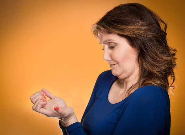 боковой профиль женщины, глядя на руки ногти одержимы чистоты
