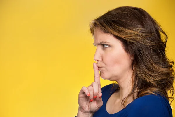 Rustige vrouw vragen om geheim te houden — Stockfoto