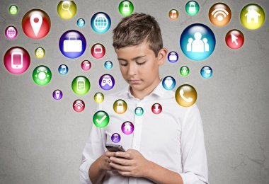 Yakışıklı genç çocuk Smartphone kullanarak
