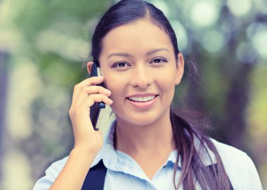 cep telefonu konuşma gülümseyen mutlu güzel kadın