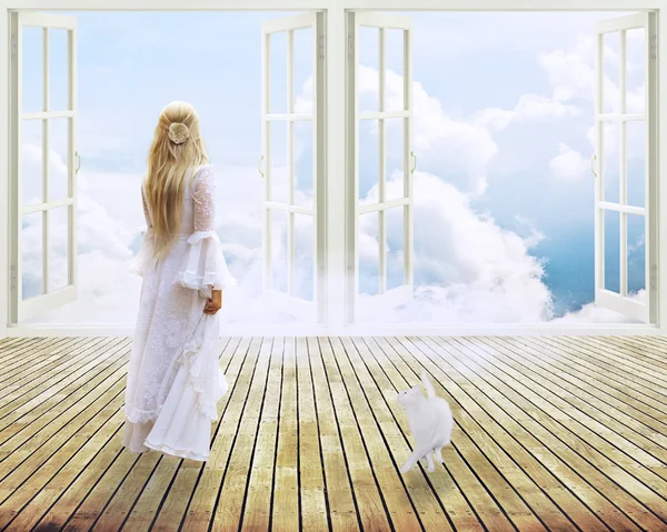 Menina bonita em vestido branco de pé olhando para a janela aberta dreamland dia luz — Fotografia de Stock