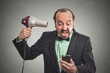 saç kurutma makinesi tutan Smartphone'da arıyorum çığlık öfkeli adam 