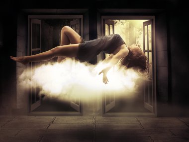 uçan daire odasında kız yüzen Bayan levitating