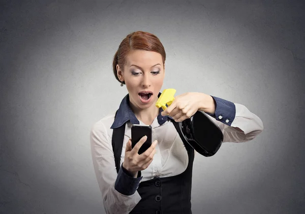 Frau hält Smartphone und Reinigungssprayflasche für Glas — Stockfoto