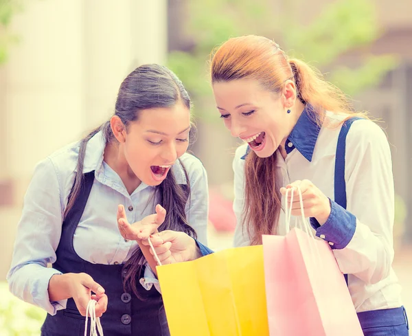 Felice, ridendo giovani donne shopper — Foto Stock