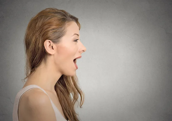 Frau spricht mit Klang, der aus ihrem offenen Mund kommt — Stockfoto