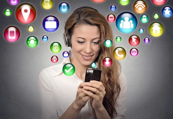 Frau benutzt SMS, um Musik auf Smartphone zu hören — Stockfoto