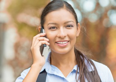 cep telefonu konuşma gülümseyen gülerek mutlu güzel kadın