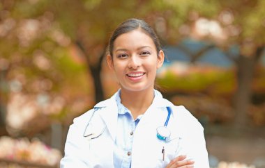 gülümseyen kendine güvenen kadın doktor sağlık uzmanı 