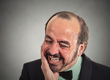 diş ağrısı acı kötü acı çekiyor yüz dokunmadan adam işçi