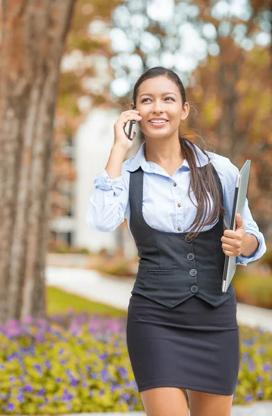 Businesswoman talking on cell phone outside on a city street — Stock Photo, Image