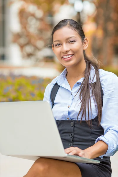 Zakenvrouw werken op computer buitenshuis — Stockfoto