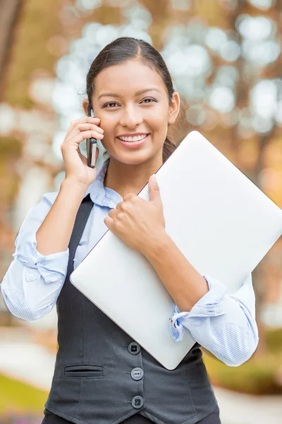 Businesswoman talking on cell phone outside on a city street — Stock Photo, Image