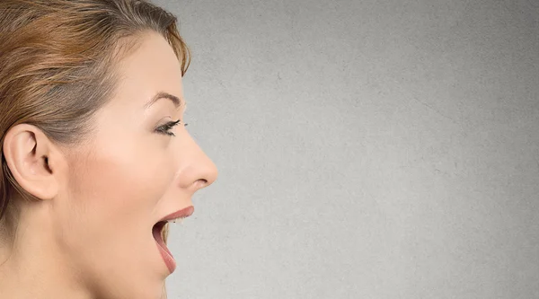 Mulher falando com som saindo de sua boca aberta — Fotografia de Stock