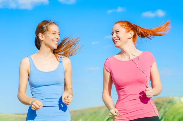 Duas meninas felizes corredores . — Fotografia de Stock