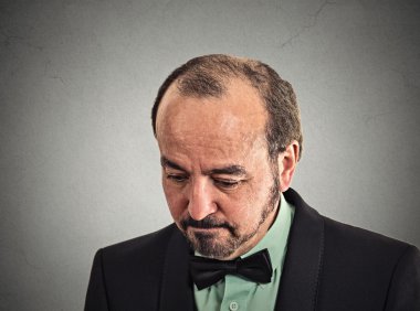 üzgün, depresif, çaresiz, yalnız, hayal kırıklığına hayat adam aşağı bakıyor 