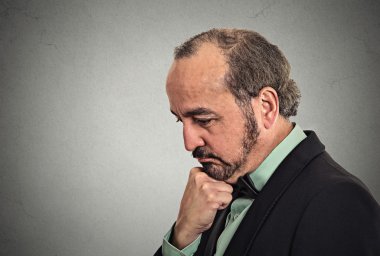 Üzgün orta yaşlı şaşkın iş adamı düşünme