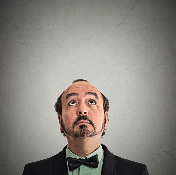 Orta yaşlı adam ararken 