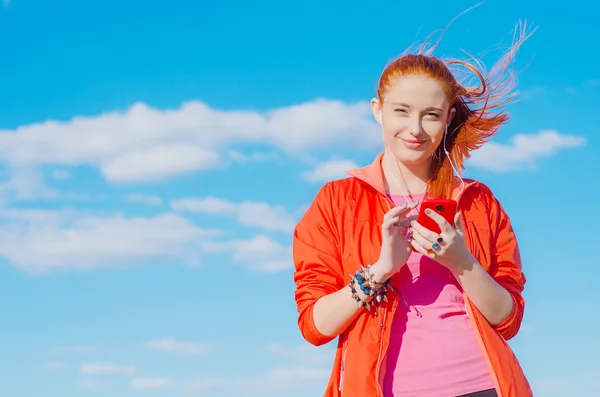 Lächelnd fröhlich erfolgreich glücklich Fitness-Frau Musik hören — Stockfoto