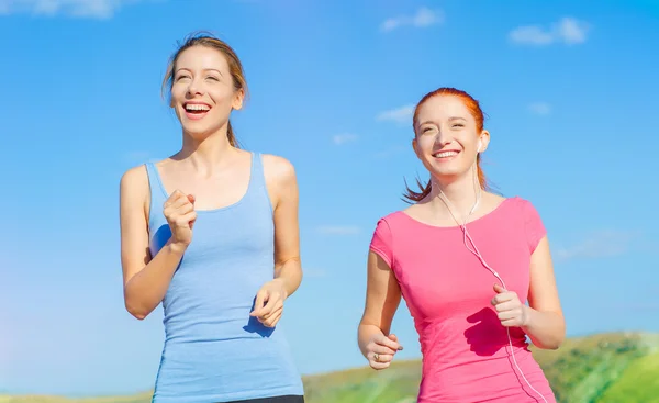 Dwie dziewczyny szczęśliwy biegaczy — Zdjęcie stockowe