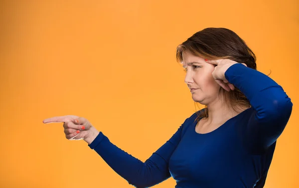 Arrabbiato pazzo mezza età donna gesticolando con il dito chiedendo sei pazzo ? — Foto Stock