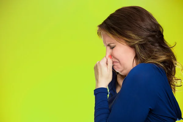 Frau verdeckt kneift Nase etwas stinkt — Stockfoto