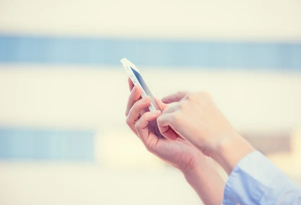 Mano donna in possesso utilizzando smart telefono cellulare — Foto Stock