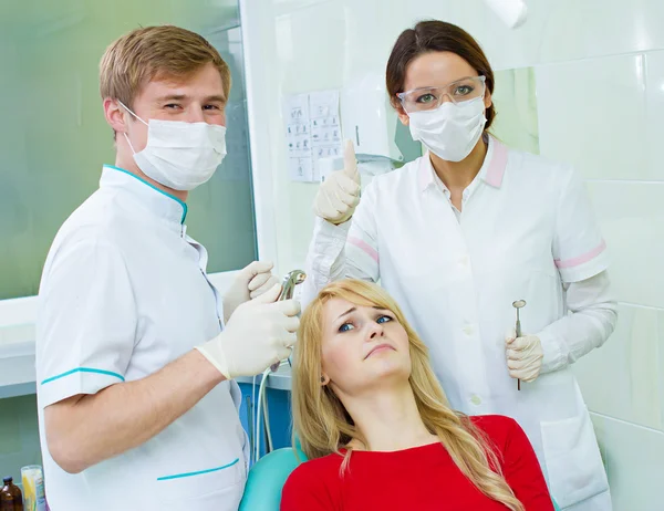 Orolig patient och självsäker tandläkare klinik kontor — Stockfoto