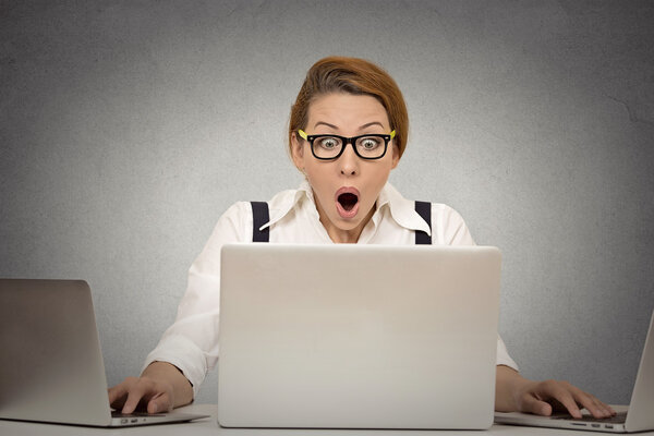 Молодая женщина больше не может справляться с нагрузкой, работая на многих компьютерах
 