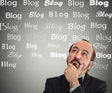 Adam başını yazılı düşünceli yüz ifadesi blog kelimelerle