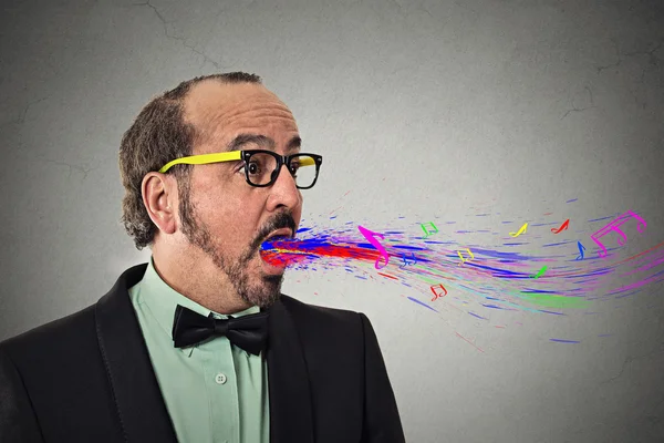 Hombre hablando cantando boca abierta colorido salpicadura notas olas volando lejos — Foto de Stock