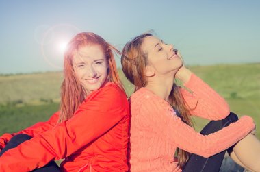 İki kadın gülümseyen güneşli hava mavi gökyüzü doğa özgürlük kutluyor