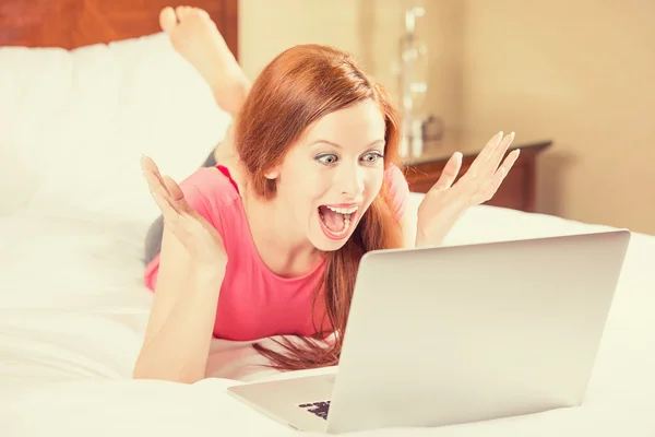 Mulher com braços levantados usando olhar para a tela do laptop — Fotografia de Stock