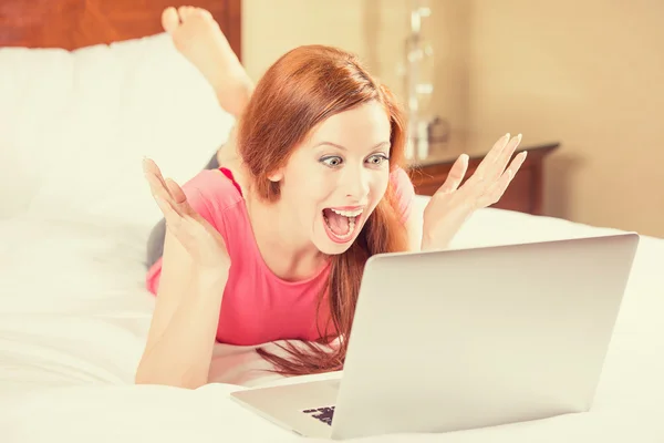 Vrouw met wapens aan de orde gesteld met behulp van kijken naar haar laptop scherm — Stockfoto