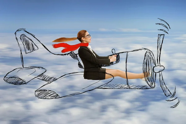Fliegerin mit Schal und Brille fliegt entworfenes Flugzeug lizenzfreie Stockfotos