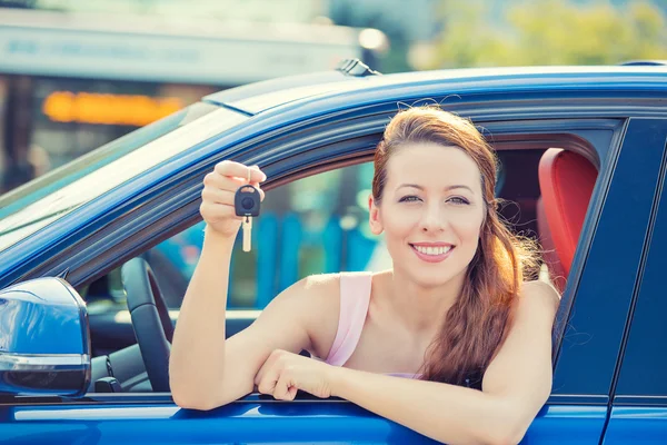 Mujer, comprador sentado en su nuevo coche azul que muestra las llaves —  Fotos de Stock