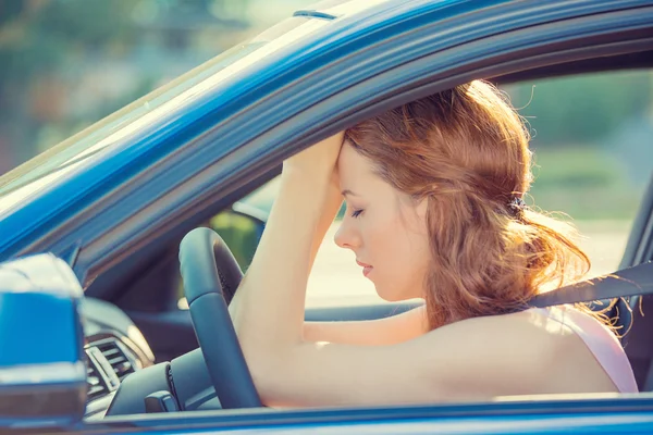 Enfatizado triste mujer cansada conducir coche molesto por accidente de tráfico pesado —  Fotos de Stock