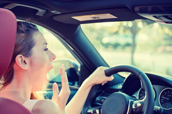 Unavený, unavený, vyčerpaný mladá atraktivní žena, která řídila auto — Stock fotografie