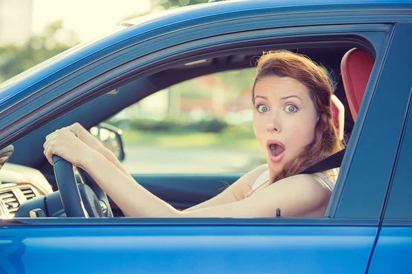 Roztržitý strach tvář ženy řídí auto — Stock fotografie