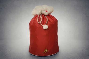 Noel Baba kırmızı çanta hediyelerle dolu 