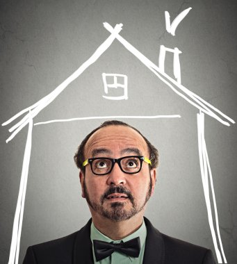 evin çatı başının üstünde bakılması işadamı