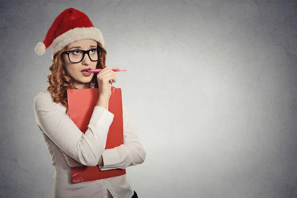 Mujer con sombrero de Navidad está posando en el estudio pensando en ideas de regalo — Foto de Stock