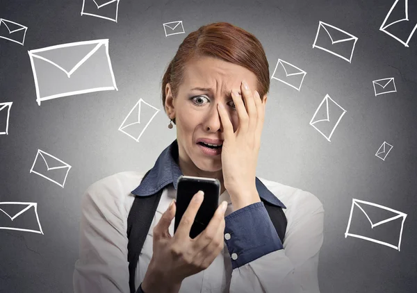 Stressed woman shocked with message on smartphone — Stock Photo, Image