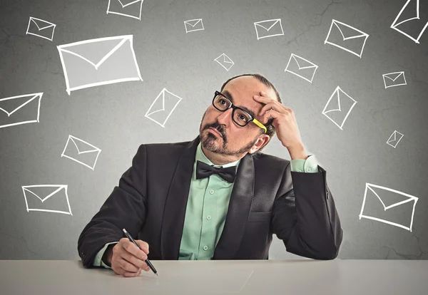 Muž sedí u stolu a čekali na život měnící email pracovní pohovor dopis — Stock fotografie