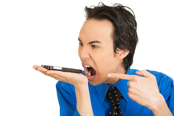 Angry young man schreeuwen terwijl op telefoon — Stockfoto