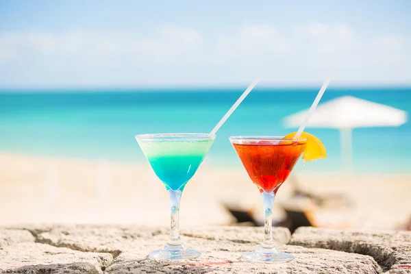 Two tropical cocktails on tropical beach ocean white sand and seascape — Stock Photo, Image