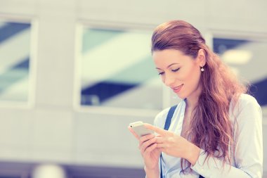mutlu, neşeli, kız, cep telefonundan gördükleri tarafından heyecan